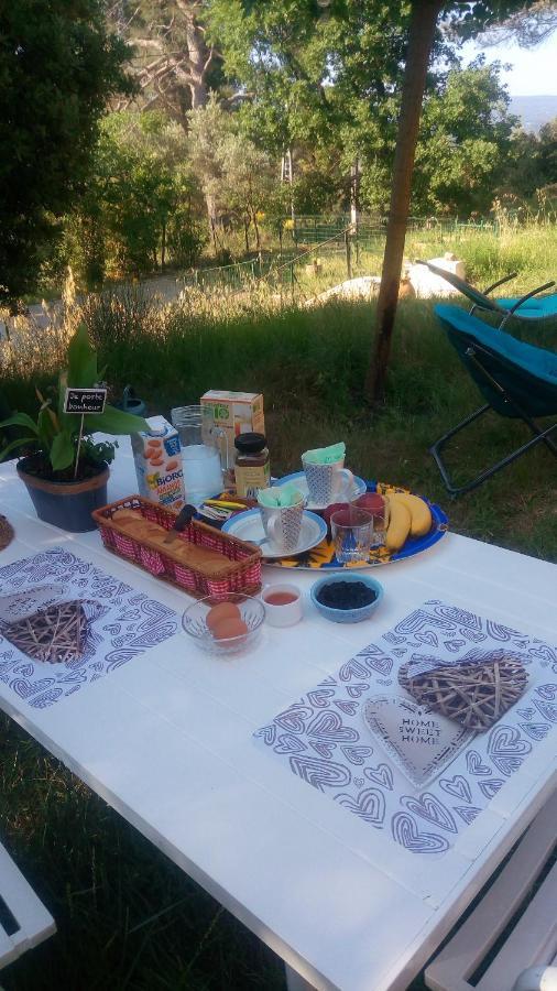 Les Cigales Bed & Breakfast Villelaure ภายนอก รูปภาพ