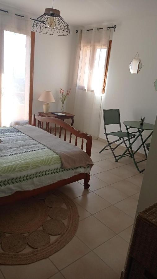 Les Cigales Bed & Breakfast Villelaure ภายนอก รูปภาพ