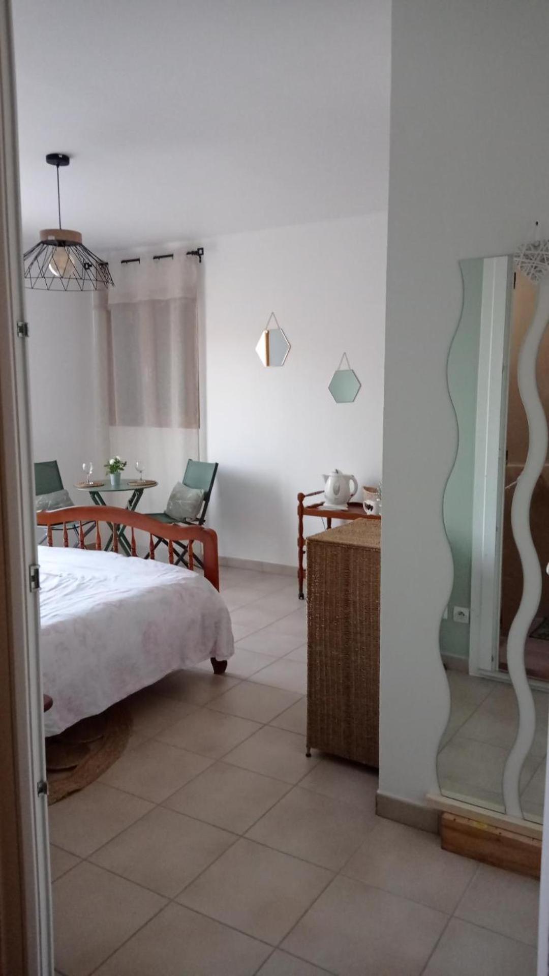 Les Cigales Bed & Breakfast Villelaure ภายนอก รูปภาพ